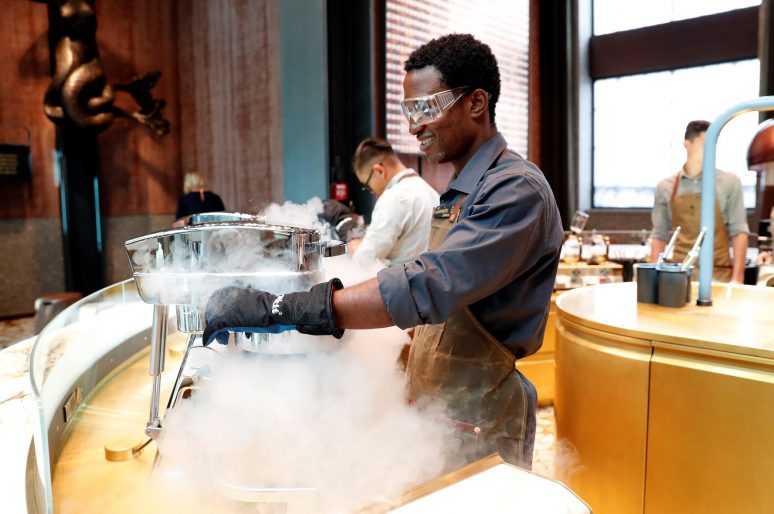 Che cos’è il nuovo «nitro gelato affogato» di Starbucks a Milano